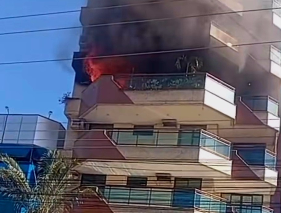 Incêndio atinge apartamento em edifício no centro de Pádua