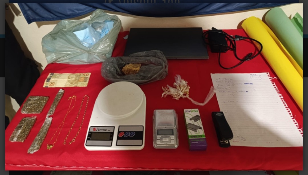 Denúncia leva polícia prender jovem por tráfico de drogas em Itaperuna